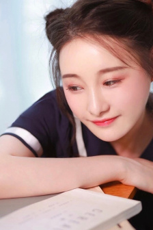 秘书与部长在办公室口里接吻